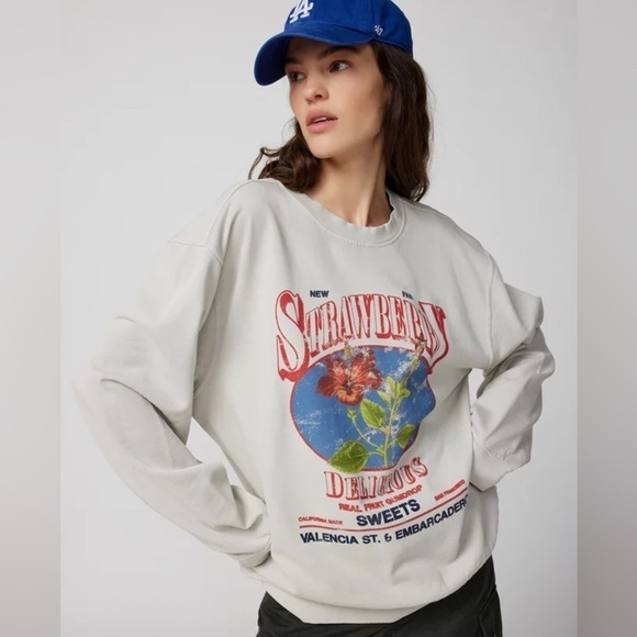 Urban Outfitters Strawberry Vintage Inspired Ivory Pullover Sweatshirt Size S - Picture 2 of 16
